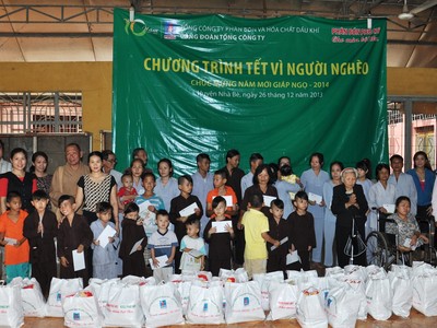 DPM tặng quà tết cho các hộ nghèo cả nước